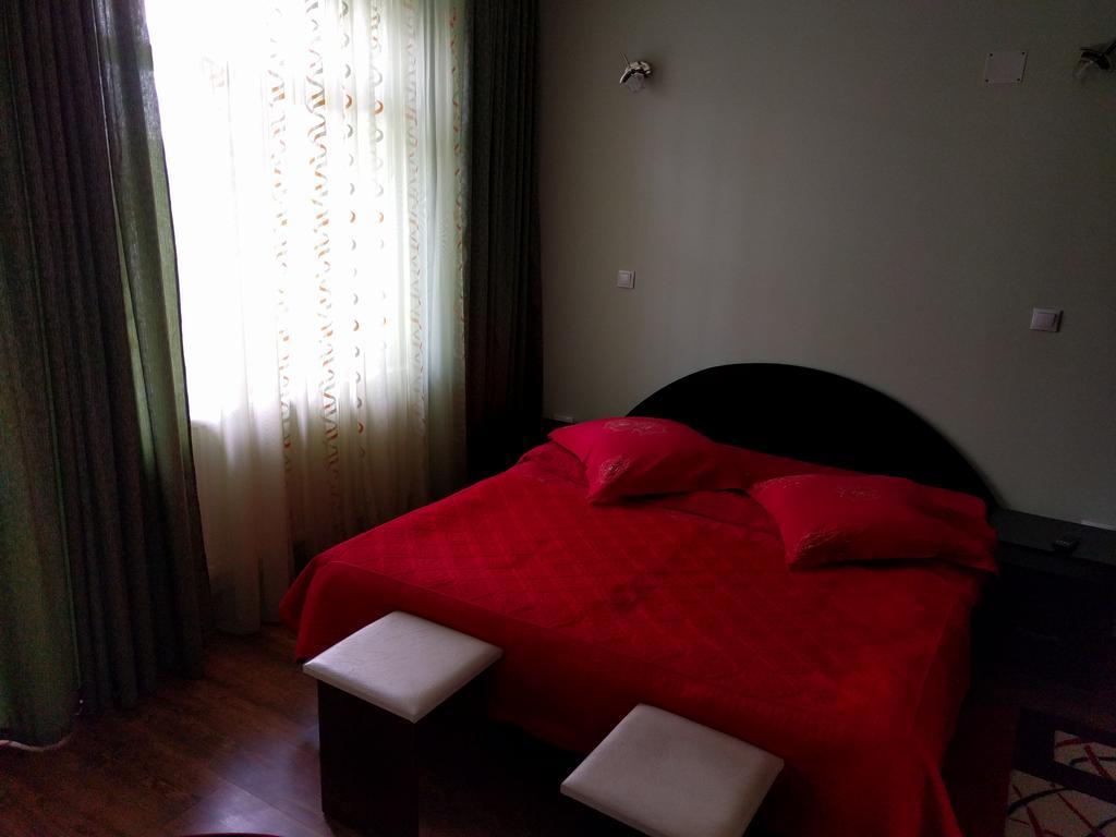 Hotel Casa Cu Pauni à Maracineni Extérieur photo