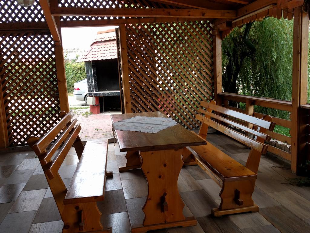 Hotel Casa Cu Pauni à Maracineni Extérieur photo