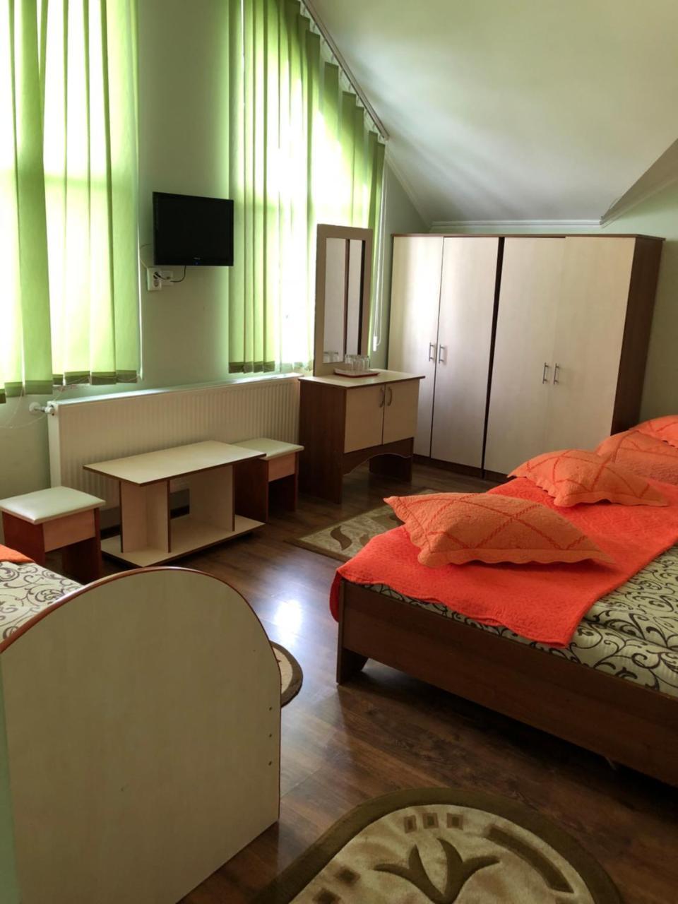 Hotel Casa Cu Pauni à Maracineni Extérieur photo